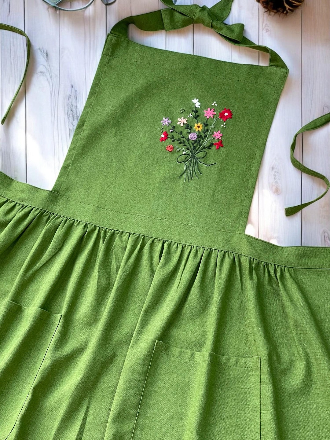 レーストリム付き花束刺繍入りパーソナライズエプロン、手刺繍エプロン