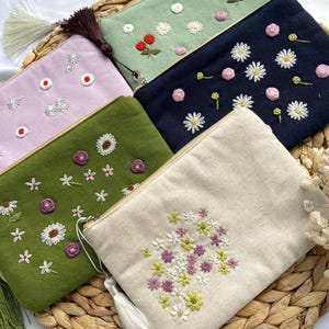Bolsa de flores bordada a mano personalizada, billetera de lino con margaritas, bolsa de maquillaje hecha a mano, regalo de dama de honor, bolsa de lino bordada, regalo del Día de la Madre