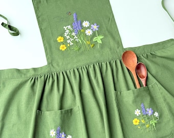 パーソナライズされたフラワーガーデンと蜂の手刺繍エプロン