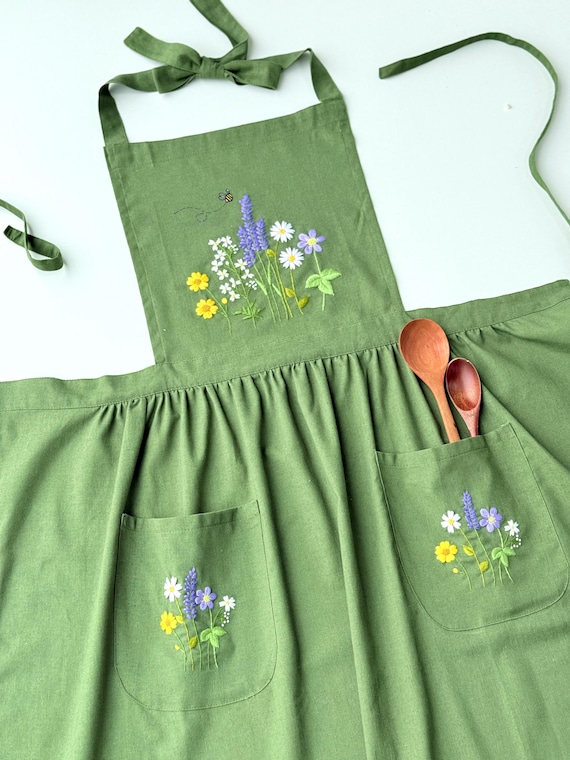 パーソナライズされたフラワーガーデンと蜂の手刺繍エプロン