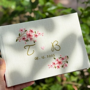 Libro de firmas de boda personalizado con flores de cerezo, bordado a mano, de lino, con paisaje floral personalizado, libro de recuerdos, idea para libro de firmas de boda.