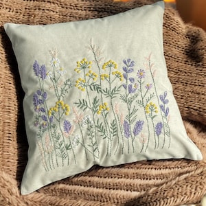 Rustikales Leinenkissen mit gestickten Blumen, Handgemachtes Wildblumenkissen, Leinenkissenbezug, Wohnzimmerdekor, handgemachtes Geschenk