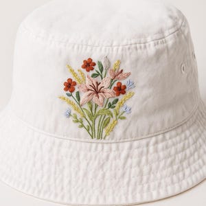 vintage bouquet de lys en denim brodé à la main, chapeau d'été brodé à la main, chapeau de plage fleuri, chapeau de jardin de soleil, cadeau fait main pour maman