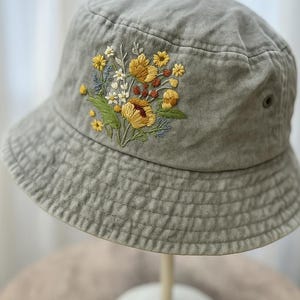 Bob vintage en denim brodé à la main de fleurs sauvages, chapeau d'été brodé à la main, chapeau de plage fait main, chapeau de jardin de soleil, cadeau fait main pour maman