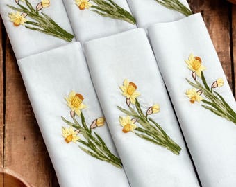 Custom Hand Embroidered Daffodil Linen Tableware, Linen Table Napkin & Placemat Set, Soft Washed Linen,  Housewarming Gift, Cloth Tableware