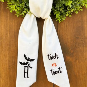 Handbestickter Halloweenkranz Schärpe, Handgefertigter Leinenkranz Schleife, Saisonaler Kranz Schärpe, Personalisierte Halloweendekoration