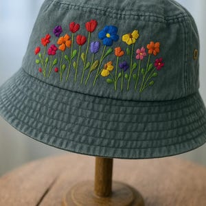 Bob brodé à la main de fleurs sauvages, chapeau de soleil d'été d'inspiration vintage, chapeau de plage fait main pour les jours de jardin, cadeau unique pour maman ou elle