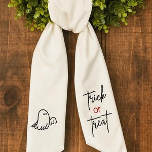 Personalisierte Boo Hand bestickte Halloween-Kranz-Schärpe, handgemachte Leinenkranz Schleife, Halloween-Wohnkultur, Housewarming Geschenk, saisonale Schärpe