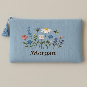 Bolsa de lino con bordado a mano de flores silvestres y nombre personalizado, cartera de lino con margaritas y abejas, neceser de maquillaje hecho a mano, regalo de dama de honor, regalo de lino bordado para madre.