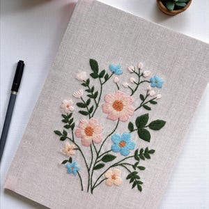 Gepersonaliseerde bloemen handgemaakt notitieboek, vintage handgeborduurd boek met stofomslag, gepersonaliseerd A5-geheim, recepten, cadeau voor moeder Style 10