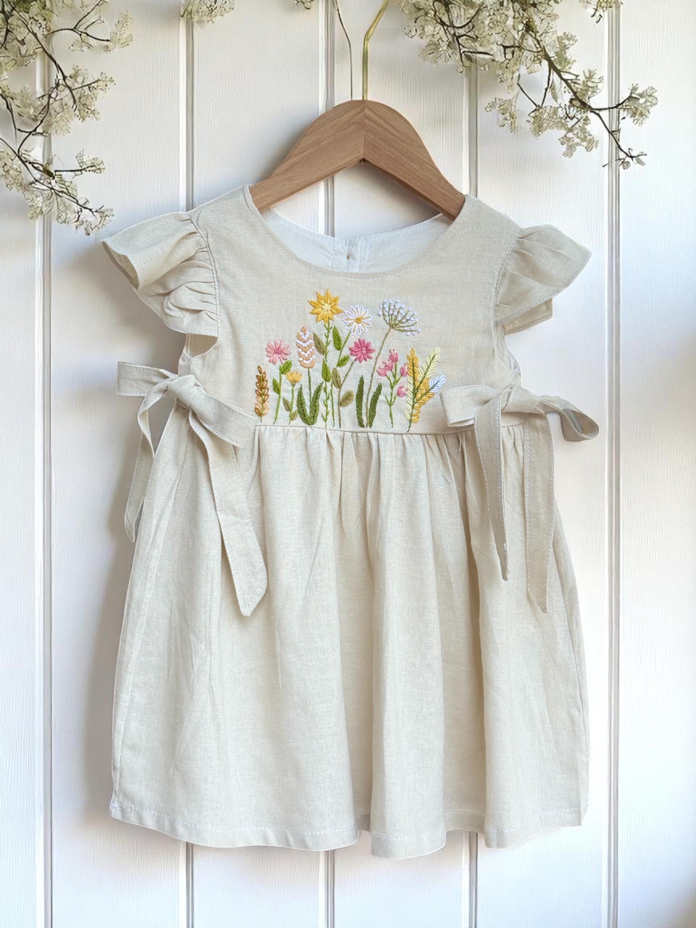 ヴィンテージの手刺繍の野花ドレス、女の子用ソフトリネンドレス、幼児