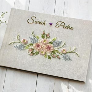 Livro de assinaturas de casamento personalizado em linho bordado, caderno personalizado com formato paisagem, livro de memórias com flores bordadas à mão, ideias para livro de assinaturas de casamento.