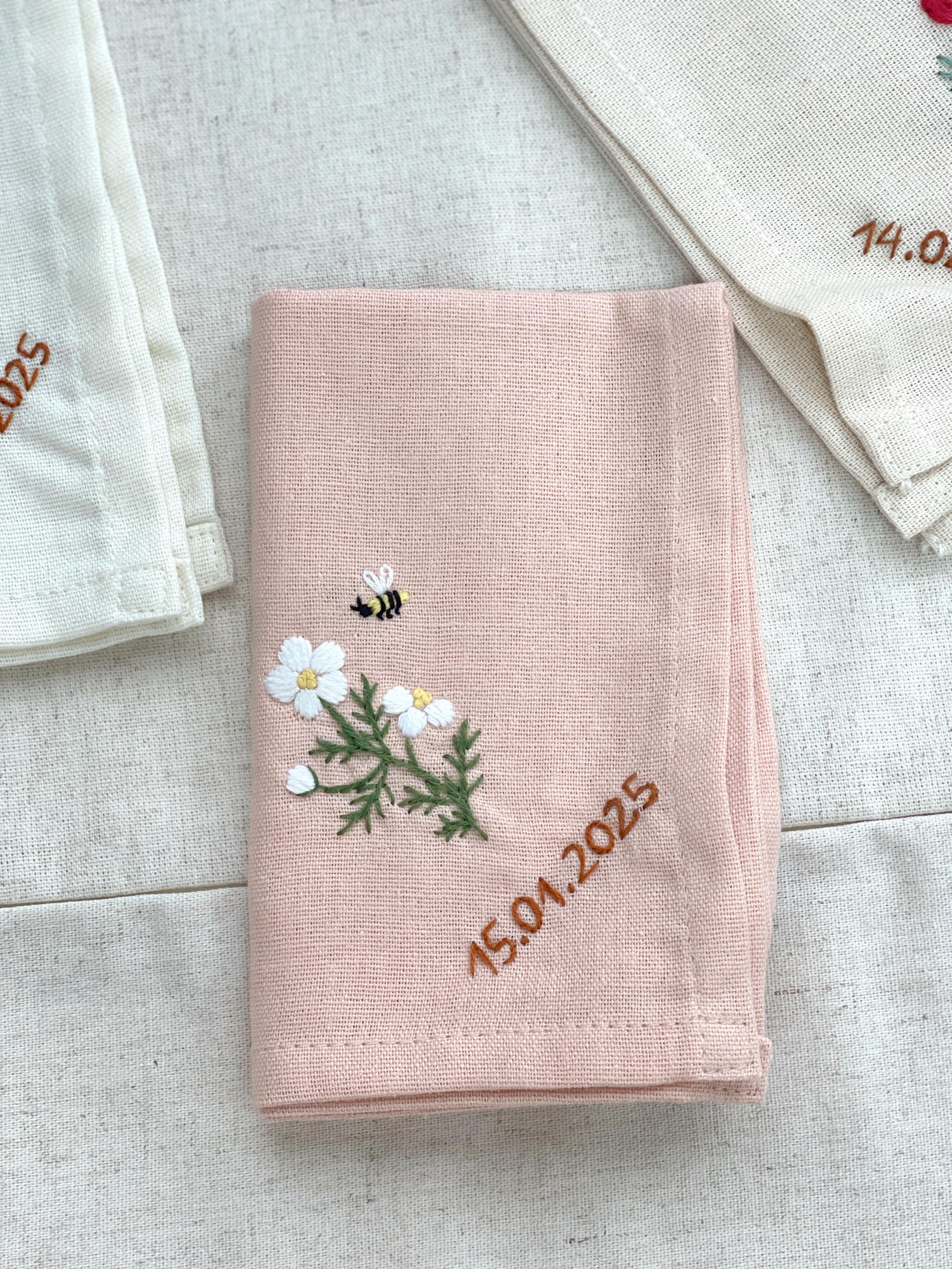 花とミツバチの刺繍入りリネンハンカチ（ブルー系） パーソナライズ