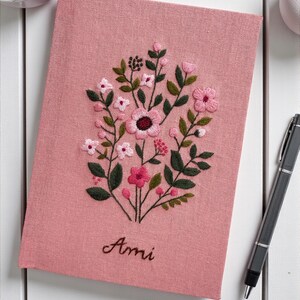 Gepersonaliseerde bloemen handgemaakt notitieboek, vintage handgeborduurd boek met stofomslag, gepersonaliseerd A5-geheim, recepten, cadeau voor moeder Style 11