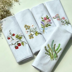 Vintage Flowers Hand Embroidered Linen Dinnerware Set, Custom Linen Placemats and Napkins Set, Soft Linen Napkins/Placemat Set, Table Decor