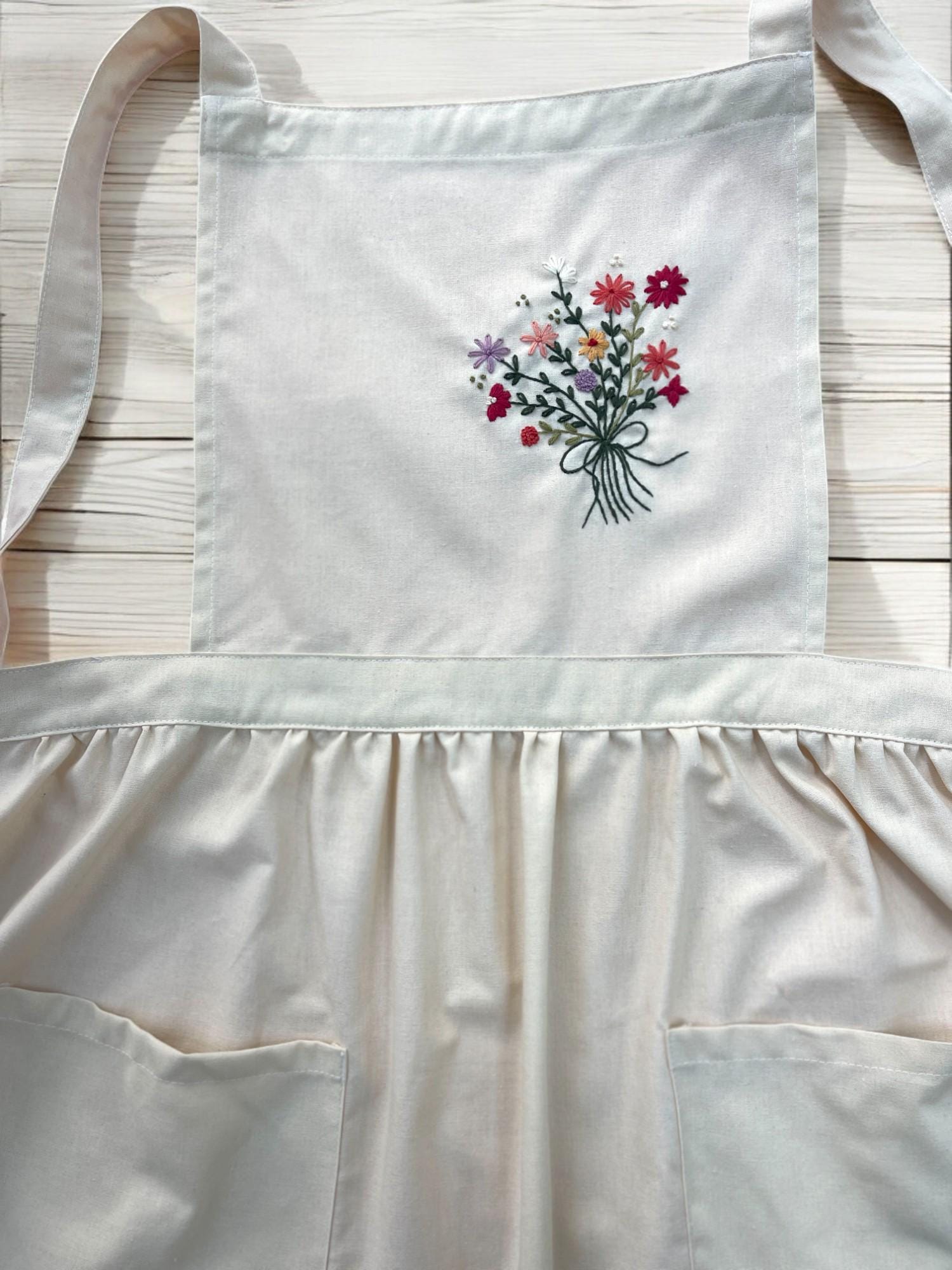 レーストリム付き花束刺繍入りパーソナライズエプロン、手刺繍エプロン