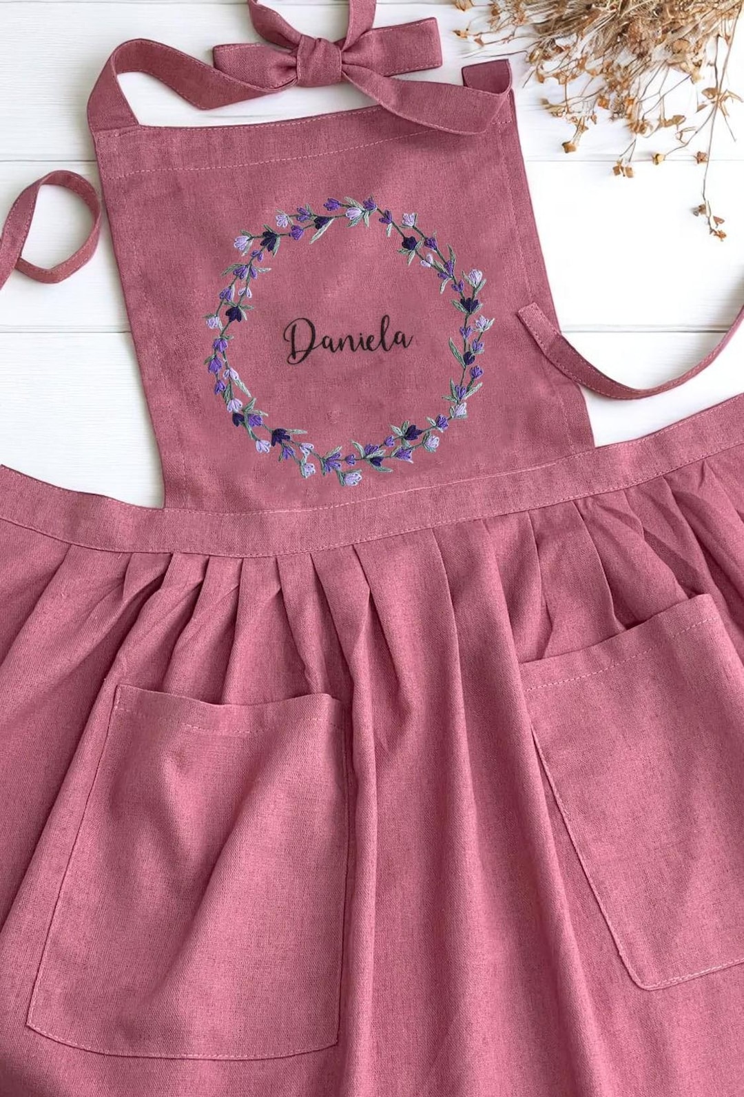 ラベンダーの6月の誕生花の手刺繍エプロン、パーソナライズされた