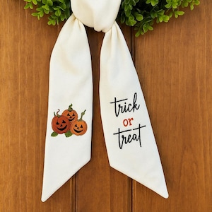 Personalisierte Kürbisse Hand bestickter Halloween Kranz Schärpe, handgemachte Leinenkranz Schleife, Türdekoration, Housewarming Geschenk, saisonale Kranz Schärpe