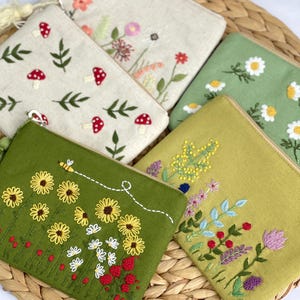 Bolsa de flores bordada a mano con nombre personalizado, billetera de lino floral, bolsa de maquillaje hecha a mano, regalo de dama de honor, bolsa de lino bordada, regalo del Día de la Madre