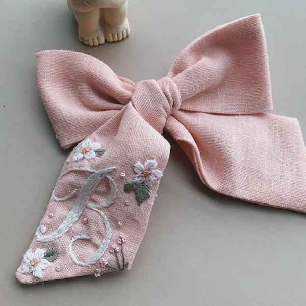 パーソナライズされた花柄刺繍ヘアリボンクリップ、カスタムヘアリボンタイ、手作りリネンヘアリボン、布製ヘアリボン、ヘアアクセサリーギフト