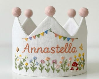 パーソナライズされたキノコと花の庭の手刺繍の誕生日パーティー