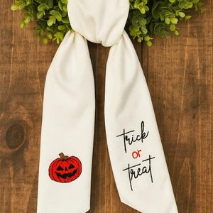 Personalisierte Kürbis Hand bestickt Halloween Kranz Schärpe, handgemachte Leinenkranz Schleife, Türdekoration, Housewarming Geschenk, saisonale Kranz Schärpe
