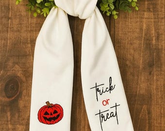 Gepersonaliseerde pompoen handgeborduurde halloween krans sjerp, handgemaakte linnen krans strik, deurdecor, housewarming cadeau, seizoens krans sjerp