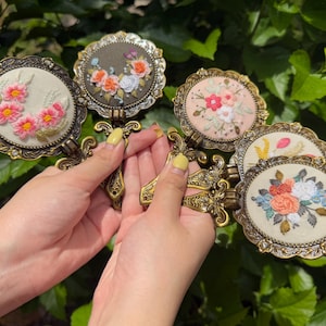 レトロな花柄の手刺繍コンパクトミラー、バラ柄リネンポケットミラー