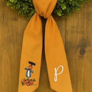 Halloween Vogelscheuche Hand bestickter Kranz Schärpe, benutzerdefinierte handgemachte Leinenkranz Schleife, personalisierte Halloween Dekoration, saisonale Kranz Schärpe