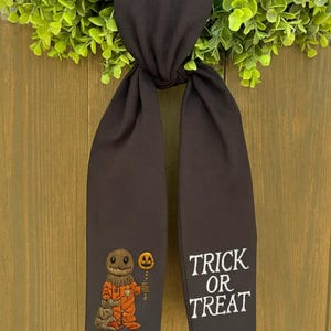 Süßes oder Saures Hand bestickter Halloween-Kranz, Schärpe, benutzerdefinierte handgemachte Leinenkranz Schleife, Türdekoration, Housewarminggeschenk, Saisonkranz Schärpe