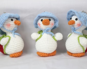 Llaveros de ganso de ganchillo con gorro, dije de ganso de fresa, llavero de animal amigurumi, bonito regalo hecho a mano, diseño único, idea de regalo hecha a mano