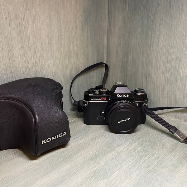 Konica Autoreflex TC with 40 mm lens. 35 mm camera. Comes with case.