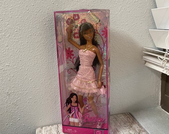 FASHION FEVER DRESSING ROOM ARMOIRE BARBIE DOLL 2006 MATTEL J9339