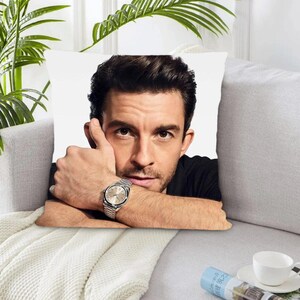 Funda de almohada de Jonathan Bailey, decoración de dormitorio, regalo de cumpleaños, decoración del hogar, funda de almohada personalizada, regalo de Navidad, calcomanía con impresión fotográfica de Jonathan Bailey