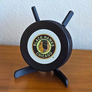 Hockey Puck Stand - Gekreuzte Hockeyschläger Puck-Display, Puckhalter, Hockey-Erinnerungsstücke, Sport-Dekor, Geschenk für Hockey-Fans | 3D Gedruckt