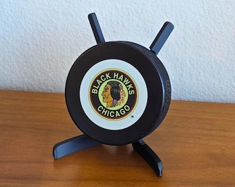 Hockey Puck Stand – Crossed Hockey Sticks Puck Display, Puck Holder, Hockey Memorabilia, Sports Decor, Gift for Hockey Fans | 3D Printed