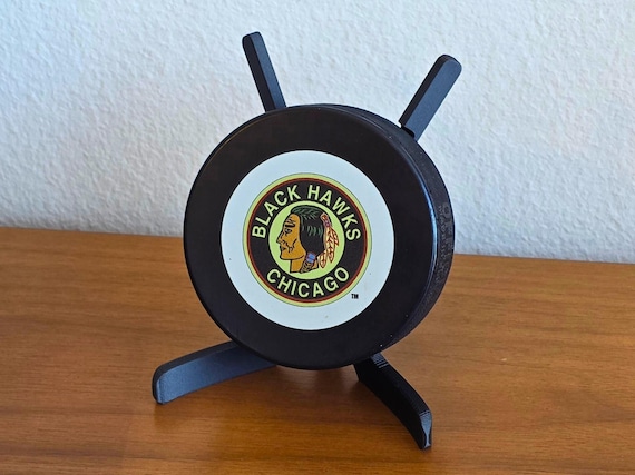 Hockey Puck Stand – Crossed Hockey Sticks Puck Display, Puck Holder, Hockey Memorabilia, Sports Decor, Gift for Hockey Fans | 3D Printed