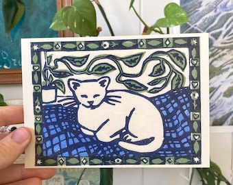 gatto assonnato e piante da appartamento - cartolina di un'illustrazione stampata su linoleum