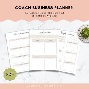 Op de afbeelding: Een printbare businessplanner voor coaches met drie pagina's die worden weergegeven: waardepropositie, SWOT-analyse en doelgroep. De pagina's zijn wit met zwarte tekst en grijze vakken om in te vullen. De tekst "COACH BUSINESS PLANNER" staat bovenaan de afbeelding.