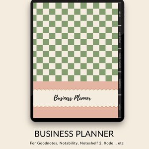 Peut inclure: Un planificateur d'affaires numérique sur une tablette. Il présente un motif à carreaux verts et blancs, une bordure rose festonnée et l'inscription "Business Planner". Le bas de l'image affiche "BUSINESS PLANNER" et les applications compatibles.