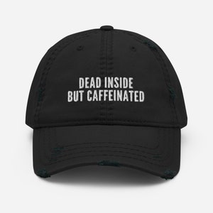 Puede incluir: Gorra de béisbol negra desgastada con texto bordado en blanco que dice "Dead Inside But Caffeinated".