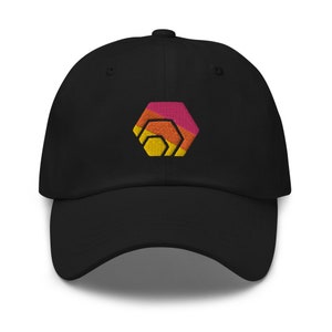 Puede incluir: Una gorra de béisbol negra con un logotipo bordado que presenta tres hexágonos superpuestos en tonos de rosa, naranja y amarillo.