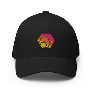 Puede incluir: Gorra de béisbol negra con un logotipo geométrico de colores bordado en la parte delantera.