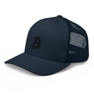 Peut inclure: Casquette de camionneur bleu marine avec un symbole Bitcoin brodé en noir sur le devant.