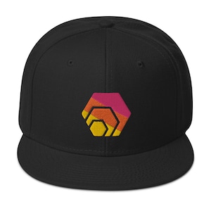 Puede incluir: Gorra de béisbol negra ajustada con un logotipo bordado en negro y rojo.