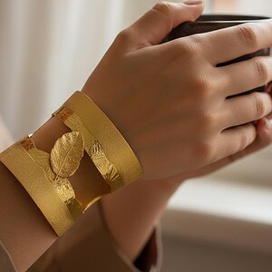 リーフカフブレスレット - 手作りの真鍮、金メッキのワイドバングル