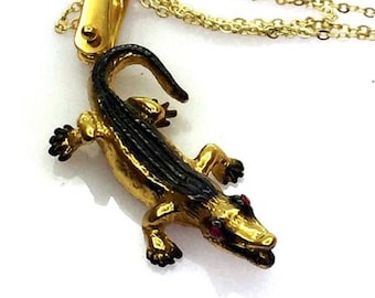 Crocodile Pendant,African Wildlife-Inspired Necklace: Modernist Mixed Metal Jewelry for Reptile Lovers - Popular and Unique Accessory