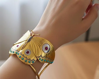 Brede armband met vlindermotief, bezet met robijnkwarts en turkoois, verguld messing (24 karaats), zwart rhodium, tweekleurig statement sieraad.