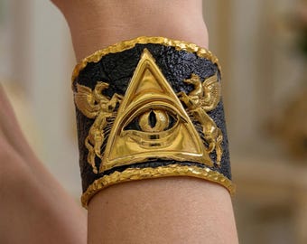 Armreif mit dem Motiv des allsehenden Auges, vergoldet (24 Karat), Armreif aus schwarzem rhodiniertem Messing mit Pegasus-Motiv, handgefertigter Schmuck mit mythologischem Bezug
