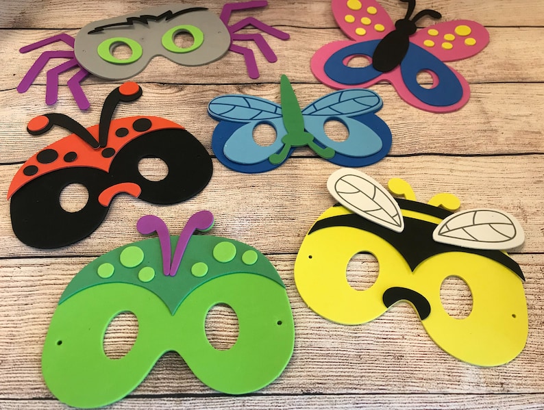 Peut inclure: Cinq masques d'insectes en mousse color&eacute;s pour enfants. Les masques sont en forme d'araign&eacute;e, de coccinelle, de libellule, d'abeille et de papillon. Les masques ont des trous pour les yeux et sont d&eacute;cor&eacute;s de d&eacute;tails comme des points, des rayures et des ailes.